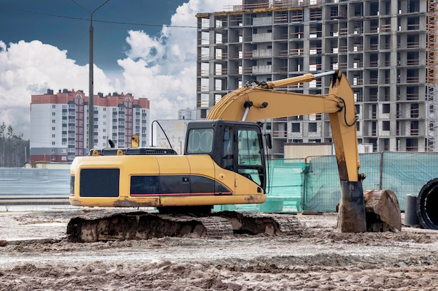 Excavadoras pesadas en un sitio de construcción Equipos de construcción para movimiento de tierras Excavadora de cantera Mejora del territorio y movimiento de tierras