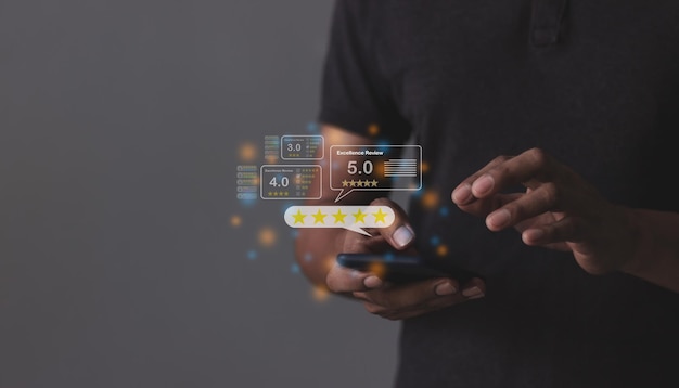 Excelencia de revisión Joven hombre de mano Smart Phone con cinco estrellas para revisar y dar 5 estrellas con muy buenos resultados en el servicio Buena revisión 5 estrellas de valoración de elección de retroalimentación
