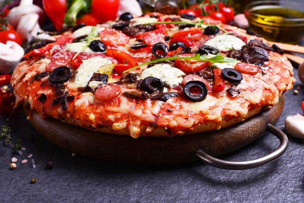 Excelente pizza italiana con queso y tomates y aceitunas.