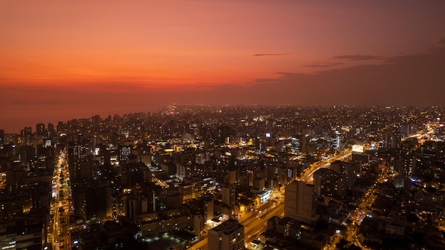 Excelente vista aérea noturna da Av Alfredo Benavides e Via Expressa Luis Bedoya Reyes na cidade de Lima
