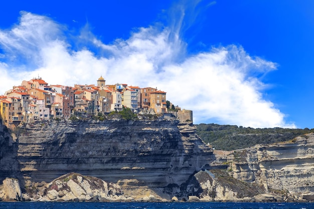 Excelente vista da cidade de Bonifacio a partir do mar