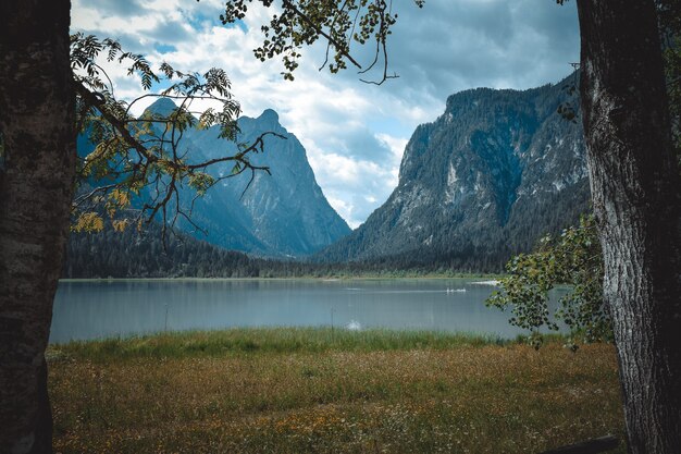 Excelente vista sobre o lago dobbiaco, no trentino