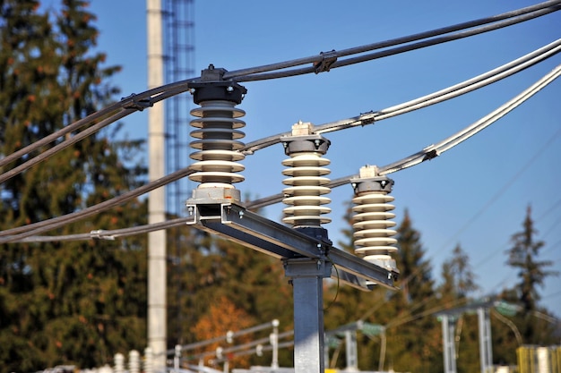 Excelentes aisladores en líneas eléctricas de poste de alto voltaje