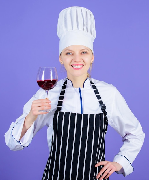 Excelentes brindis que funcionan para cualquier ocasión Qué vino se sirve con la cena Sommelier disfruta del vino Excelente gusto Habilidades de sommelier Sirviendo vino en el restaurante La mujer chef sostiene una copa de vino