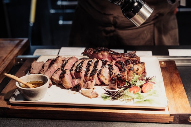 Excelentes cortes de carne argentina en un plato blanco.