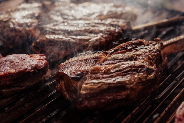 Foto unas excelentes piezas de carne argentina a la brasa de carbón
