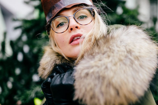 Excéntrica mujer con gafas y sombrero