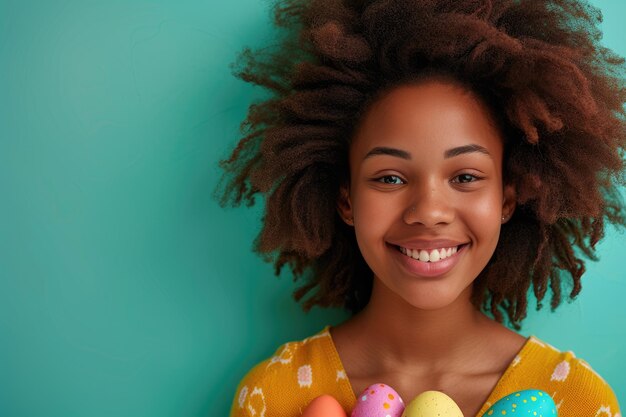 Excitação da Páscoa Menina afro-americana com ovo na mão em azul