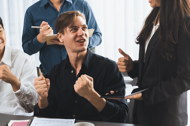 Excitado y feliz empleado de oficina empleado celebra prudente