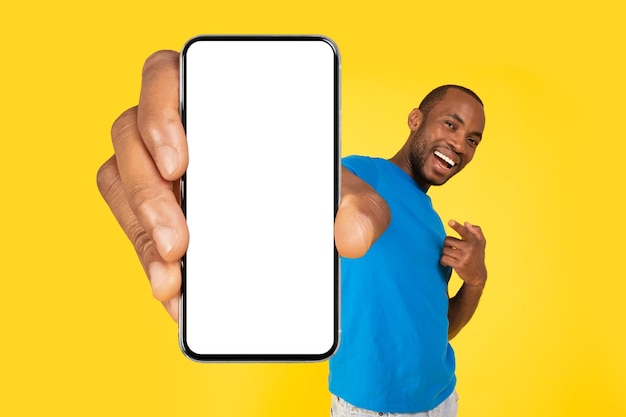 Excitado Hombre Negro Sosteniendo Celular Con Gran Pantalla Blanco Sobre Fondo