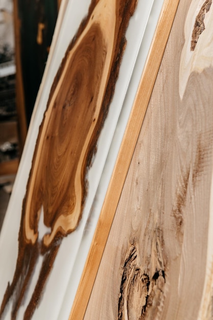 Exclusiva mesa artesanal de madera maciza y resina epoxi sobre fondo de tableros de madera