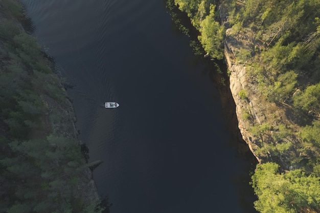 Excursão em barco de recreio a motor ao longo do leito de um rio pitoresco Vista de cima Turismo aquático