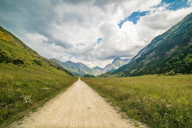 Excursão pelo Vale Otal em um dia com nuvens cinzentas Parque Nacional Ordesa y Monte Perdido