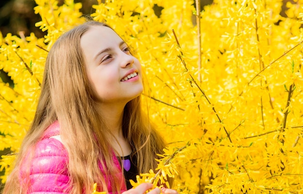 Excursión al jardín botánico Plantas cultivadas para exhibirlas al público Paseo de niñas en el jardín botánico Jardín de ambiente tranquilo Disfrutando de la naturaleza Niño lindo niño elegante pasar tiempo en el parque Explorar el jardín