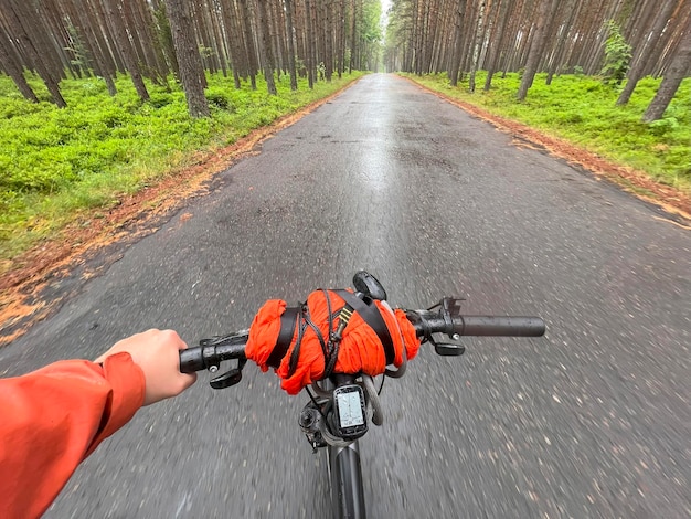 Excursión en bicicleta al bosque Viaje en bicicleta de turismo Empaque en bicicleta Viaje de viajero POV con bolsas de bicicleta Ropa deportiva elegante para bicicletas