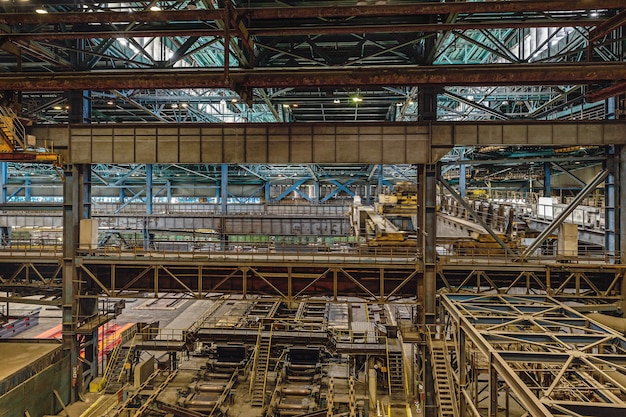 Excursión a planta metalúrgica EVRAZ ZSMK. Mira hacia abajo en el panorama de producción.