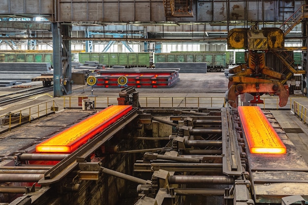 Excursión a planta metalúrgica EVRAZ ZSMK. Tienda de convertidores de oxígeno. Vista superior de la corriente de metal caliente.