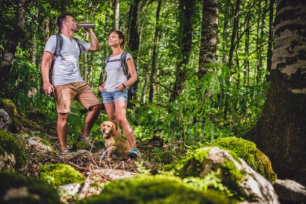 Excursionista de agua potable en el bosque