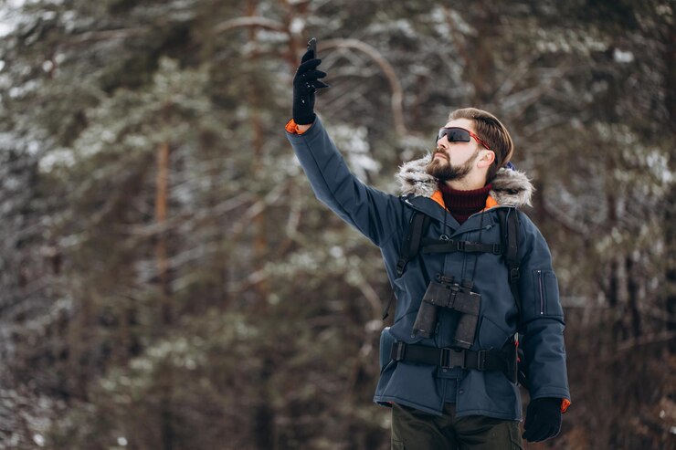 Excursionista barbudo haciendo Selfie en un bosque de invierno