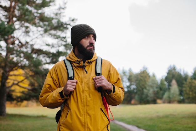 Un excursionista caminando en la naturaleza con mochila