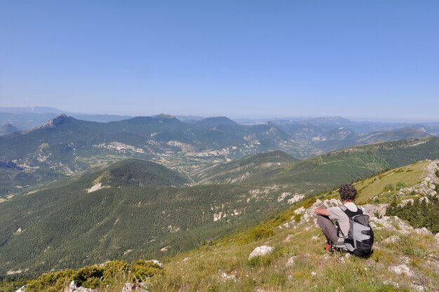 Excursionista contemplando la montaña