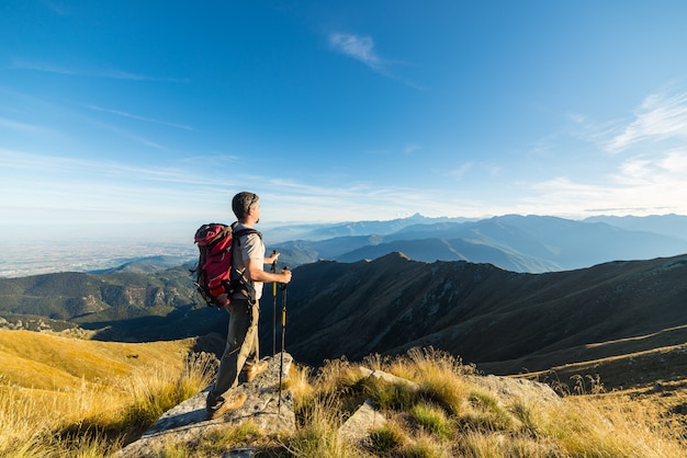 Excursionista descansando en la cima de la montaña