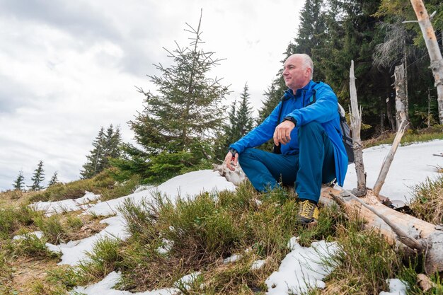 Un excursionista disfruta de la vista de los Cárpatos a principios de la primavera