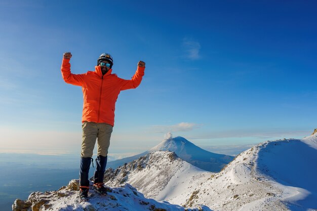 Excursionista exitoso senderismo en el pico de la montaña