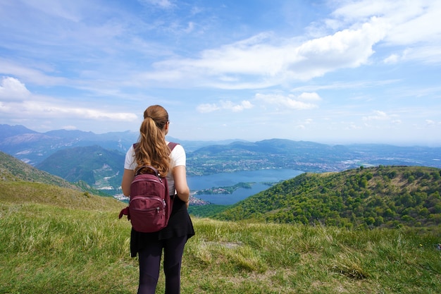 Excursionista femenina disfrutando del paisaje después de hacer trekking en las montañas desde el belvedere