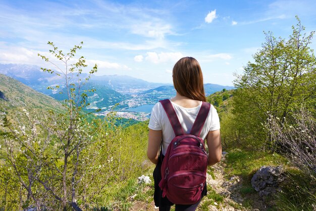 Excursionista femenino trekking en las montañas disfrutando de la vista desde el belvedere