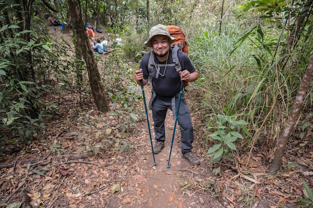 Excursionista gordo asiático haciendo senderismo en khao san nok wua mountian en kanchanaburi