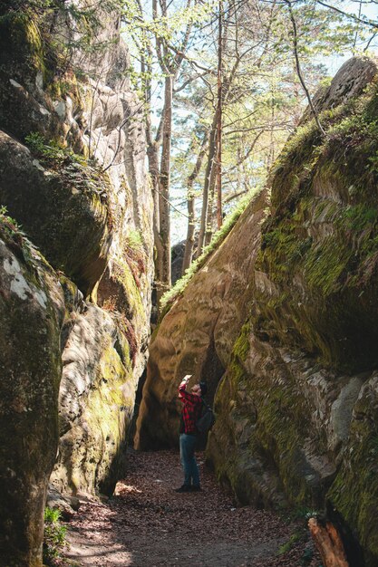 Excursionista de hombre con mochila caminando por sendero en cañón