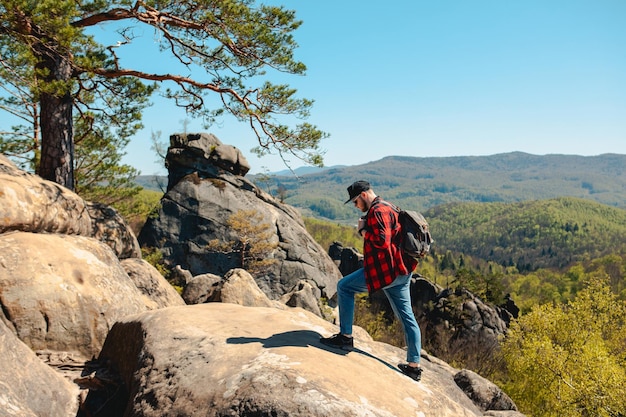 Excursionista de hombre con mochila en dovbush rocks