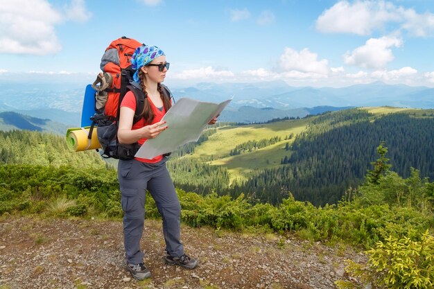 un excursionista con un mapa