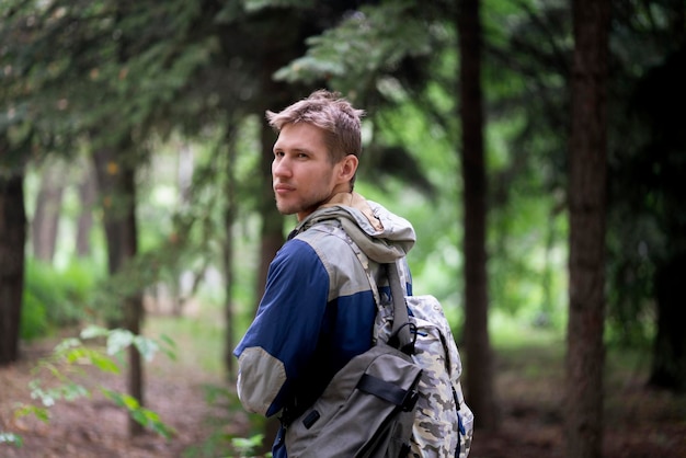 Un excursionista masculino en el bosque con una mochila al aire libre