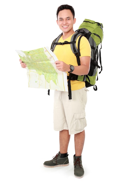 Excursionista masculino con mochila y mapa