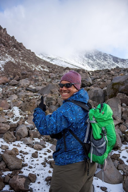 Un excursionista con mochila escalando el Pico de Orizaba