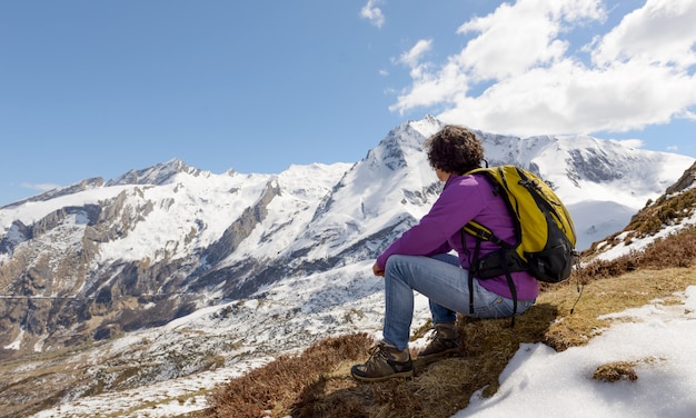 Excursionista en las montañas de los Pirineos en primavera con nieve