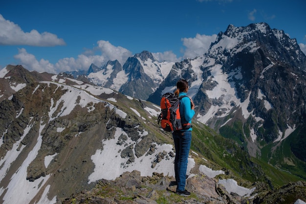 Excursionista de mujer en la cima de una montaña