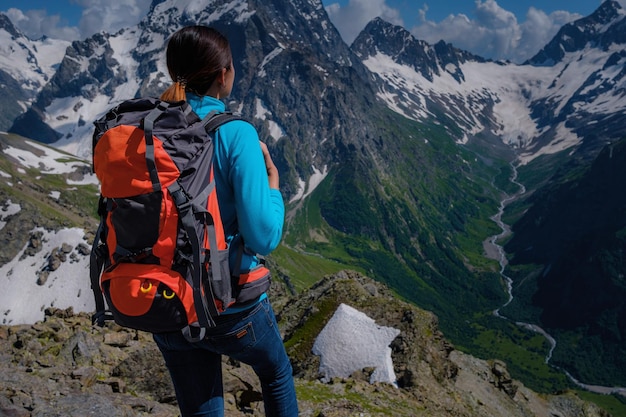 Excursionista de mujer en la cima de una montaña