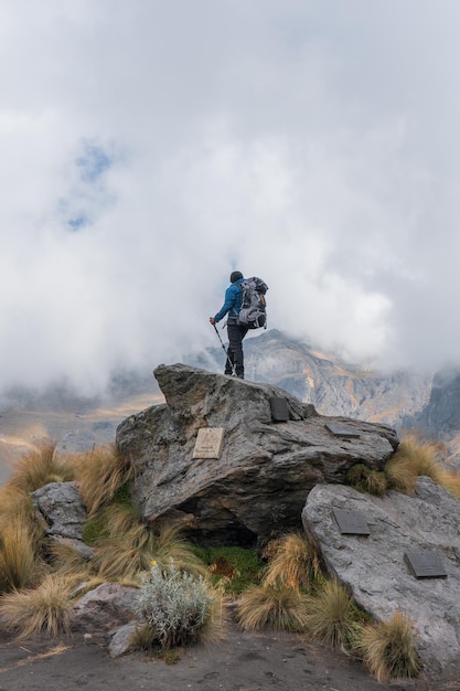 Excursionista de mujer en la cima de una montaña