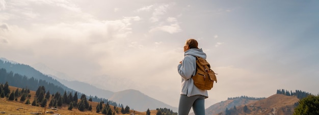 Excursionista de mujer en las montañas