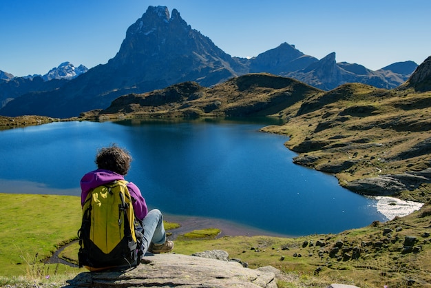 Foto excursionista de mujer sentada en las montañas de los pirineos cerca del pic du midi d ossau