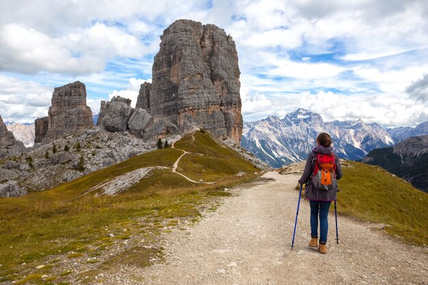 Excursionista de niña en las montañas Dolomitas, Italia. Cinque Torri