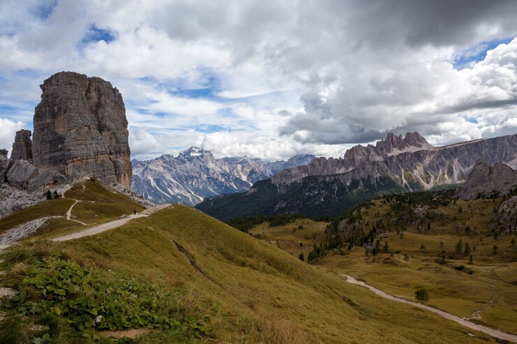 Foto excursionista de niña en las montañas dolomitas, italia. cinque torri