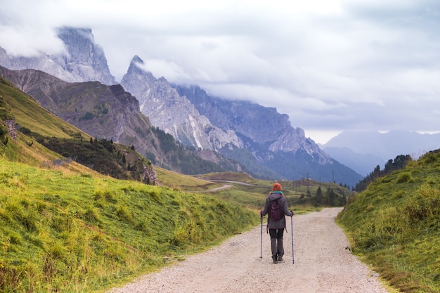 Excursionista de niña en las montañas Dolomitas, Italia. Vista al valle