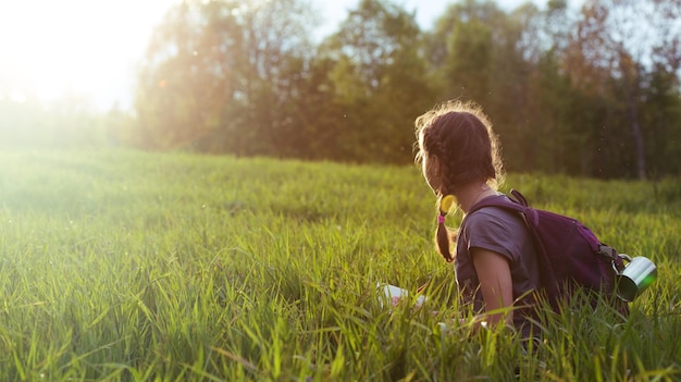 Foto excursionista de niña en un prado