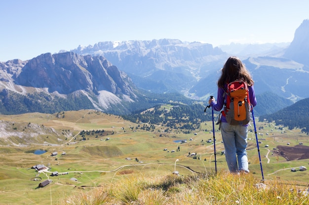 Excursionista de niñas descansando y mirando el Tre Cime di Lavaredo. Dolomitas, Italia.