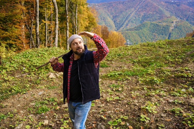 Excursionista de pie frente a un majestuoso paisaje de montaña