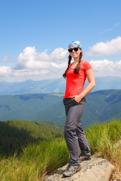 Un excursionista posando ante la cámara en las montañas